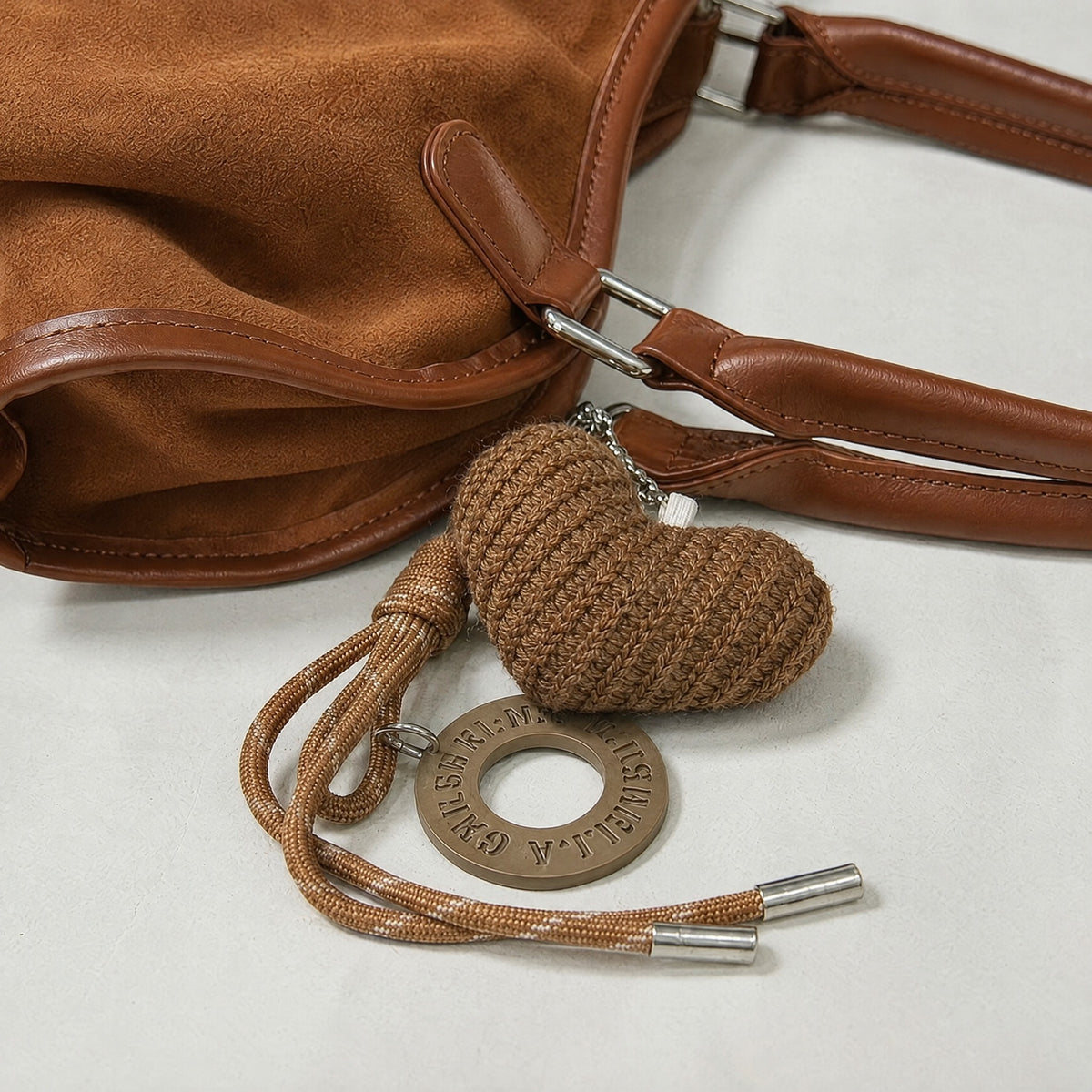 Sac marron effet suédé à pendentif cœur – Style rétro