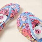 Tongs Femme à Talon Compensé 3.5cm, Sandales de Plage à Imprimé Graffiti Chic, Claquettes d’Été Antidérapantes en Caoutchouc, Mules de Vacances Confortables et Légères