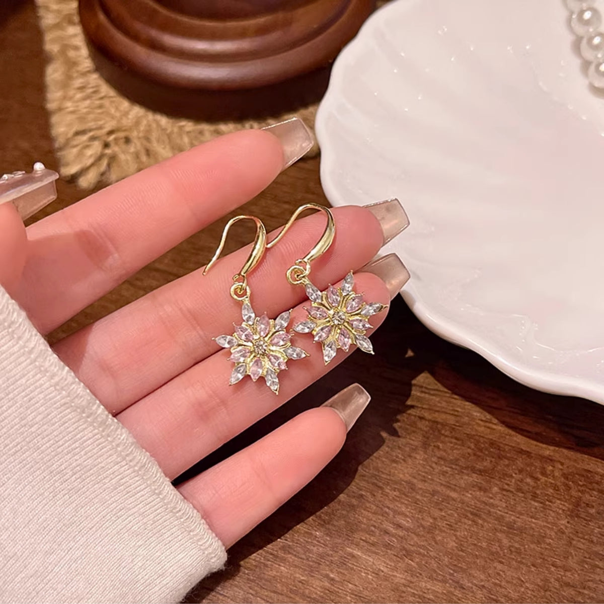 ❄️Boucles d’oreilles flocon de neige scintillantes – Alliage de cuivre, zircons, plaquage protecteur durable, style élégant et festif