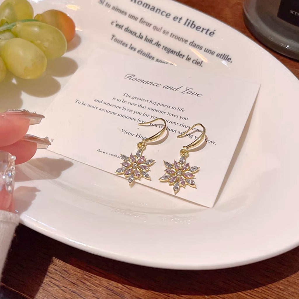 ❄️Boucles d’oreilles flocon de neige scintillantes – Alliage de cuivre, zircons, plaquage protecteur durable, style élégant et festif