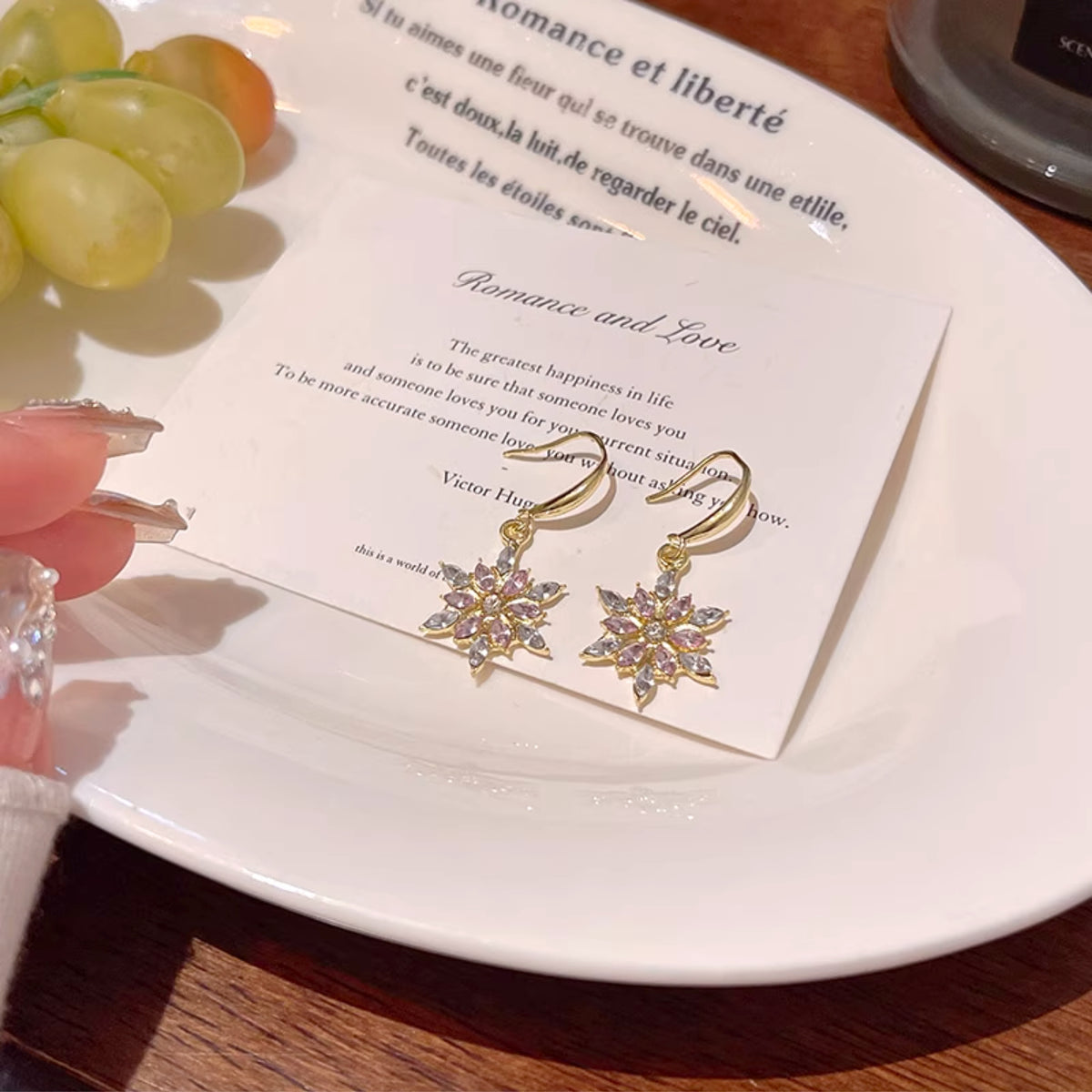 ❄️Boucles d’oreilles flocon de neige scintillantes – Alliage de cuivre, zircons, plaquage protecteur durable, style élégant et festif