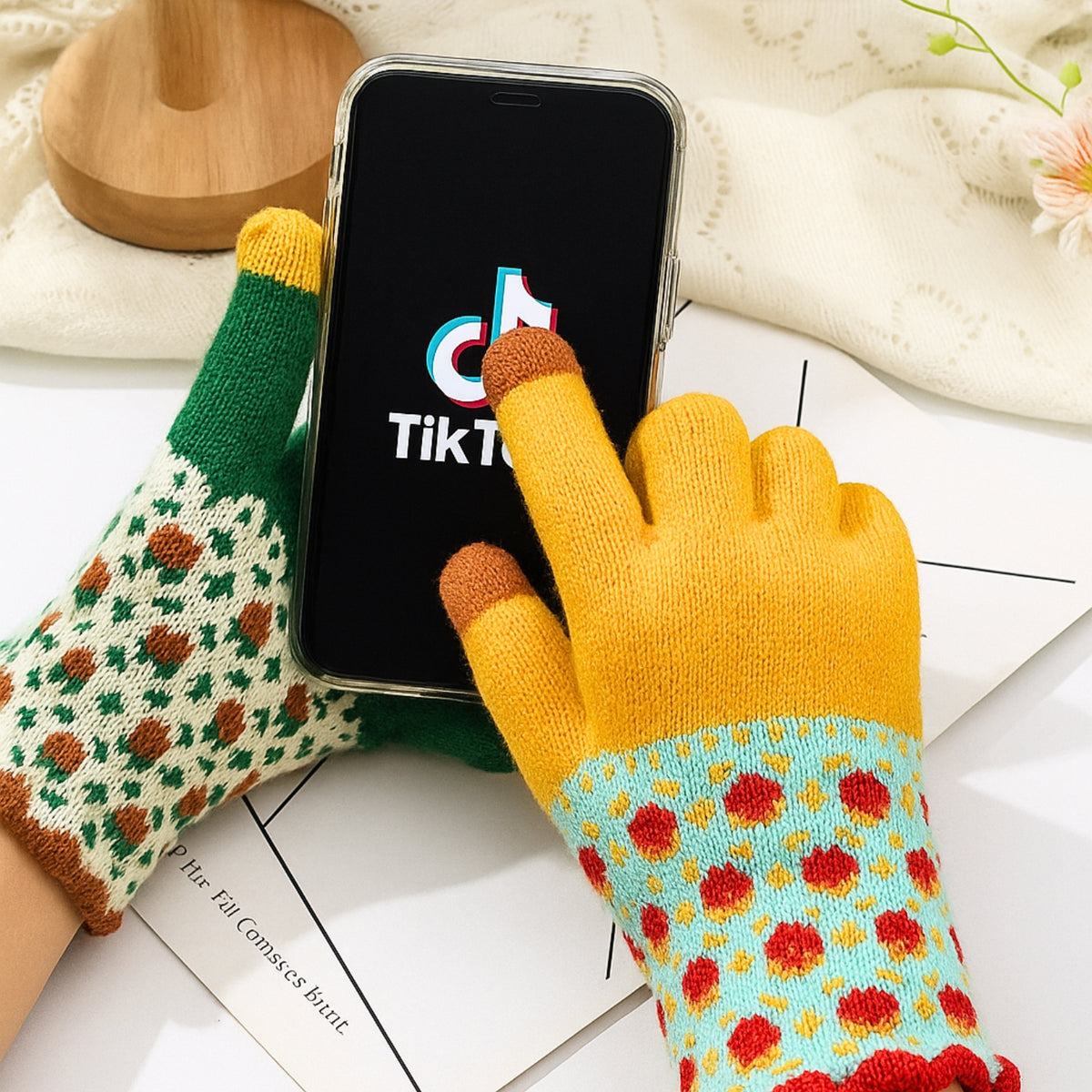 Gants tactiles🧤d’hiver pour femme, motifs fraises, ambiance de Noël, un effet « couple / mix & match » disponible