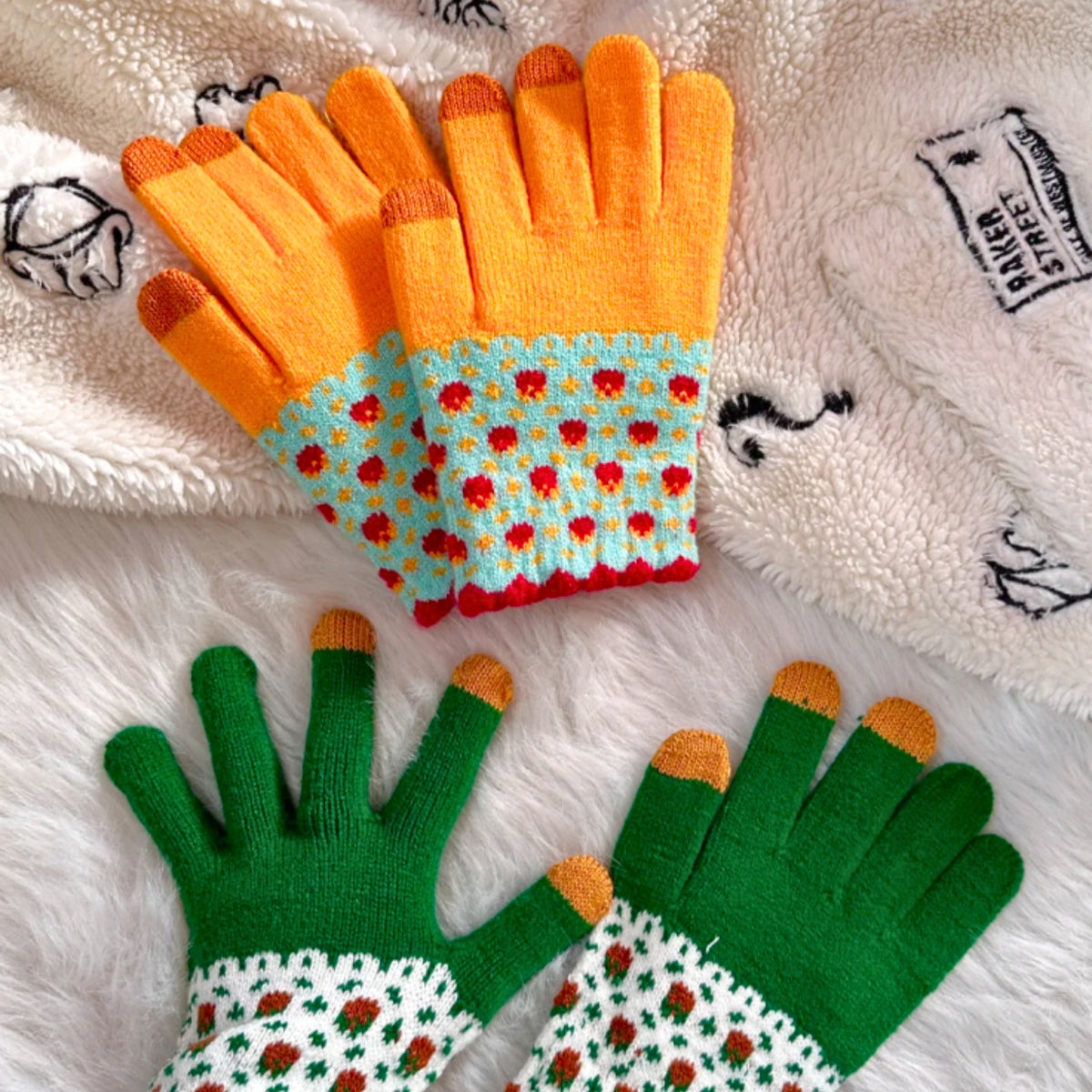Gants tactiles🧤d’hiver pour femme, motifs fraises, ambiance de Noël, un effet « couple / mix & match » disponible