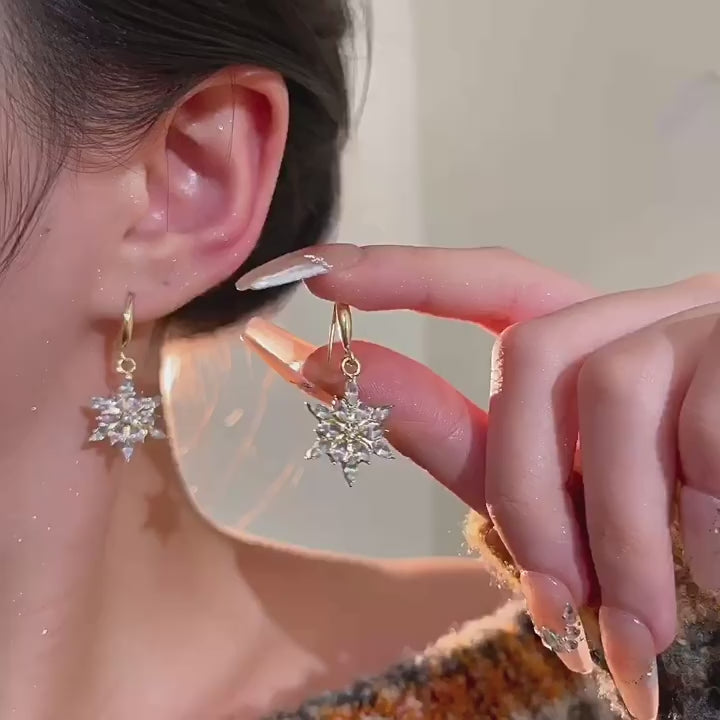 ❄️Boucles d’oreilles flocon de neige scintillantes – Alliage de cuivre, zircons, plaquage protecteur durable, style élégant et festif